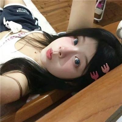 高墙、黑色与帅小伙